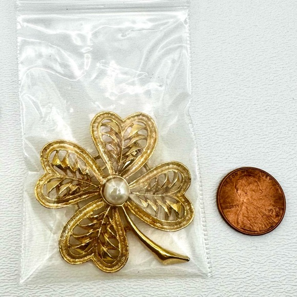 🟢 5/$20 VTG Gerry’s Gold 4-Leaf Clover Brooch Pearl SIGNED Pin Boho Four Leaf - Picture 13 of 13
